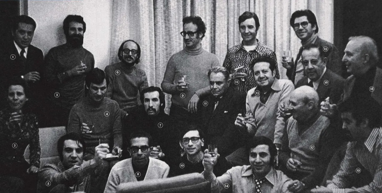 «“Retrato de família” de alguns fundadores do PS: 1. Fernando Borges (Portugal); 2. Maria Barroso (Pt); 3. Liberto Cruz (França);4. Roque Lino (Pt); 5. Fernando Loureiro (Suíça); 6. José Neves (Inglaterra); 7. Rui Mateus (Suécia); 8. Catanho de Menezes (Pt); 9. Carlos Queixinhas (RFA); 10. Bernardino Gomes (Bélgica); 11. Fernando Vale (Pt); 12. Jorge Campinos (Fr); 13. Mário Soares(Fr); 14. António Pereira (RFA); 15. António Arnaut (Pt); 16. Carlos Carvalho (Pt); 17. Gustavo Soromenho (Pt); 18. Ramos da Costa (Fr); 19. Lucas do Ó (RFA) Foto Fundação Mário Soares»