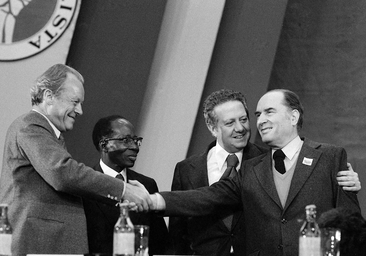 Mário Soares com o chanceler alemão Willy Brandt e o presidente francês François Mitterrand num congresso do partido Socialista. Foto: Manuel Moura /Arquivo Lusa