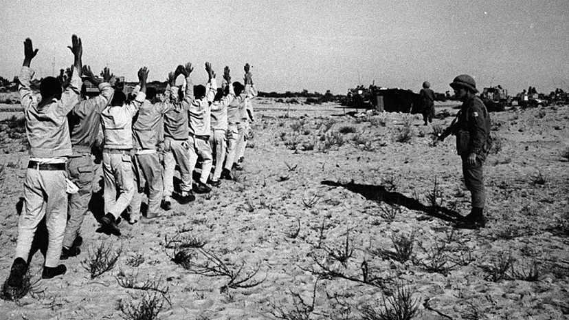 População palestiniana obrigada a retirar sob a vigilância das forças israelitas durante a Naksa (1967)